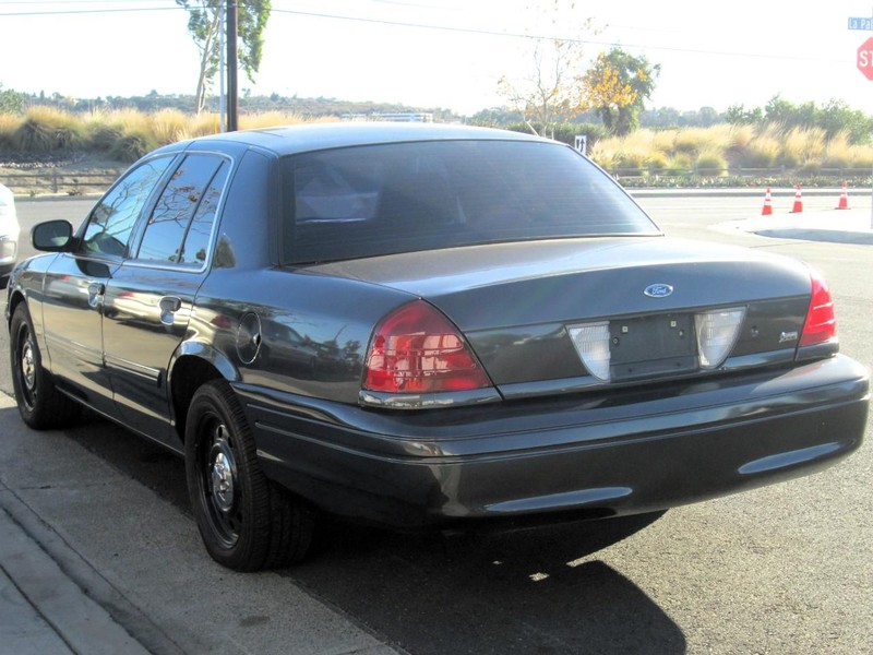 Ford Crown Victoria Vehicle Full-screen Gallery Image 08