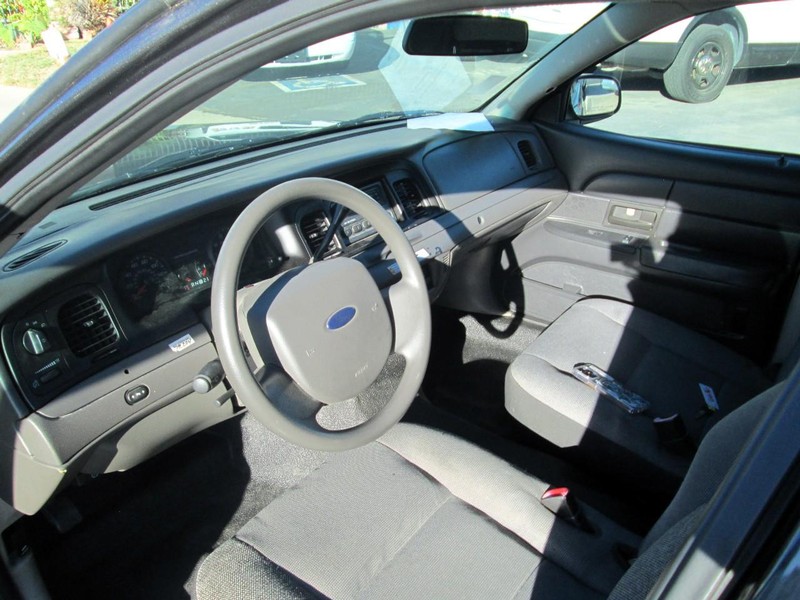 Ford Crown Victoria Vehicle Full-screen Gallery Image 12