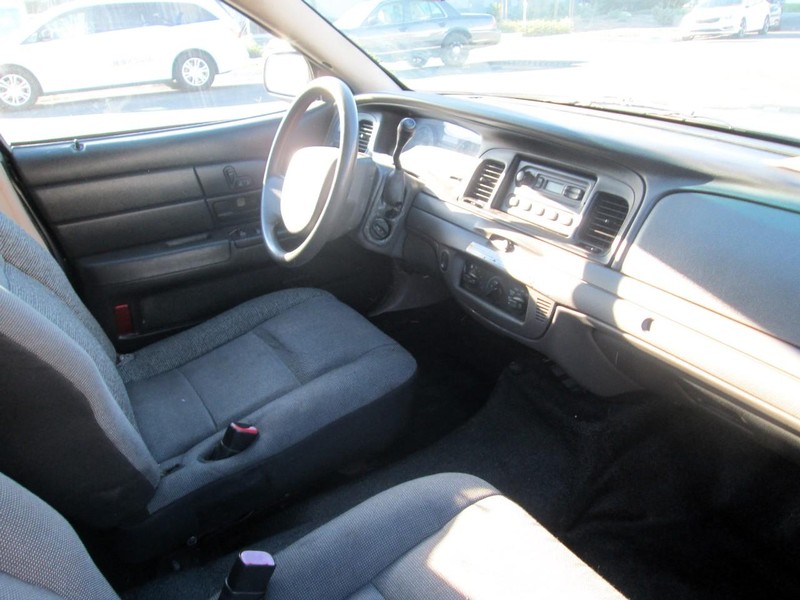 Ford Crown Victoria Vehicle Full-screen Gallery Image 15