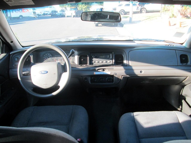 Ford Crown Victoria Vehicle Full-screen Gallery Image 16