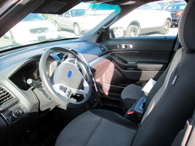 Ford Explorer Vehicle Full-screen Gallery Image 08