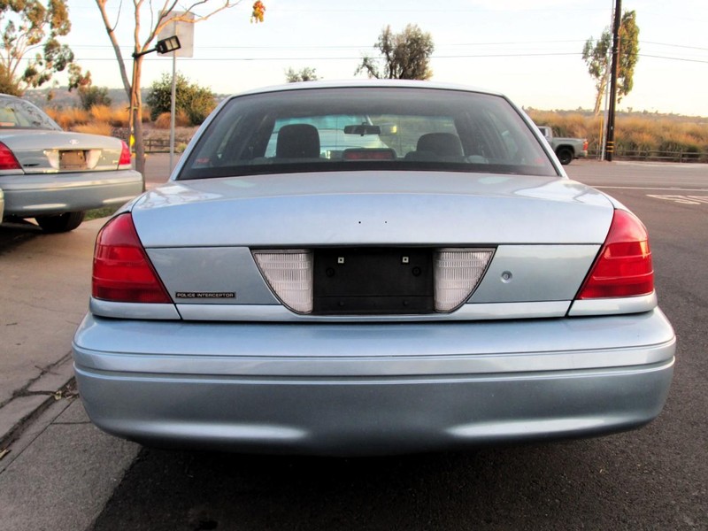 Ford Crown Victoria Vehicle Full-screen Gallery Image 04
