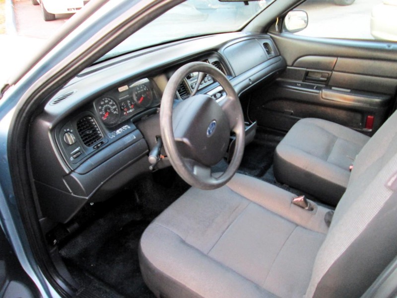 Ford Crown Victoria Vehicle Full-screen Gallery Image 07