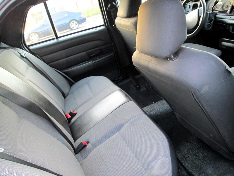 Ford Crown Victoria Vehicle Full-screen Gallery Image 09