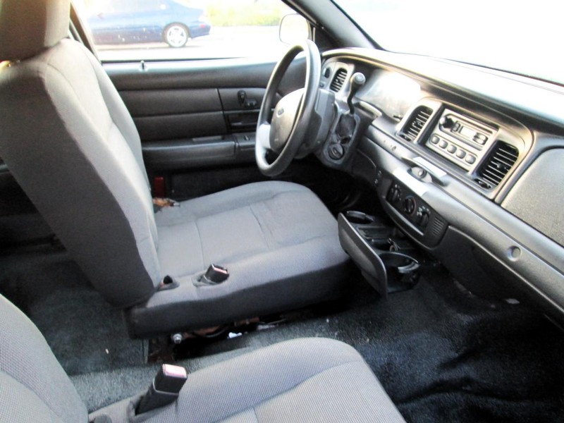 Ford Crown Victoria Vehicle Full-screen Gallery Image 10