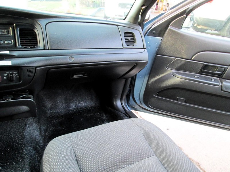 Ford Crown Victoria Vehicle Full-screen Gallery Image 12