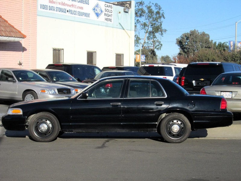 Ford Crown Victoria Vehicle Full-screen Gallery Image 01