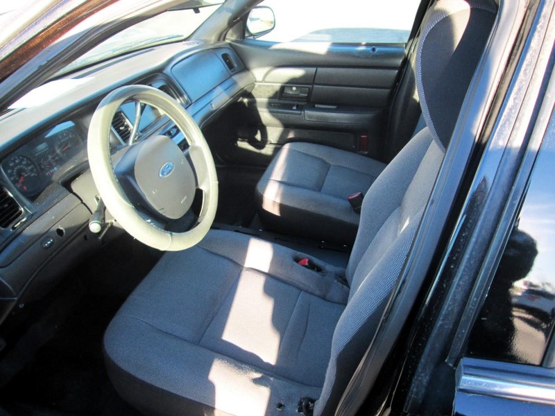 Ford Crown Victoria Vehicle Full-screen Gallery Image 09