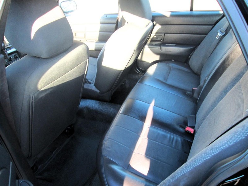 Ford Crown Victoria Vehicle Full-screen Gallery Image 10
