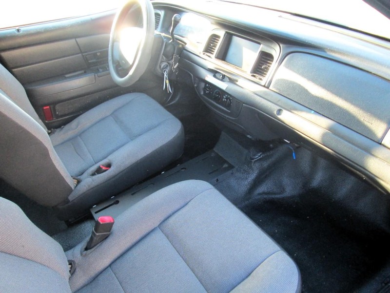 Ford Crown Victoria Vehicle Full-screen Gallery Image 11