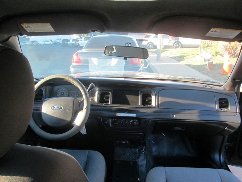 Ford Crown Victoria Vehicle Full-screen Gallery Image 13