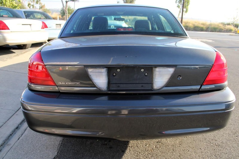 Ford Crown Victoria Vehicle Full-screen Gallery Image 04