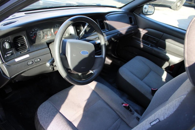 Ford Crown Victoria Vehicle Full-screen Gallery Image 08