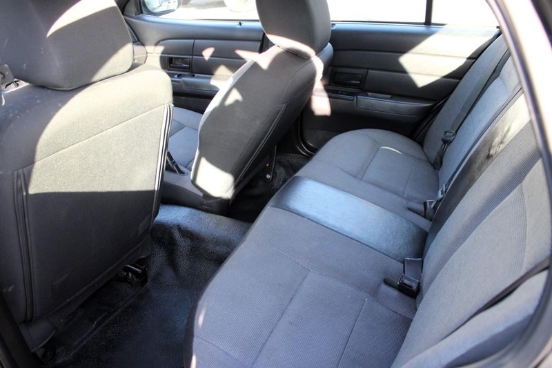 Ford Crown Victoria Vehicle Full-screen Gallery Image 09