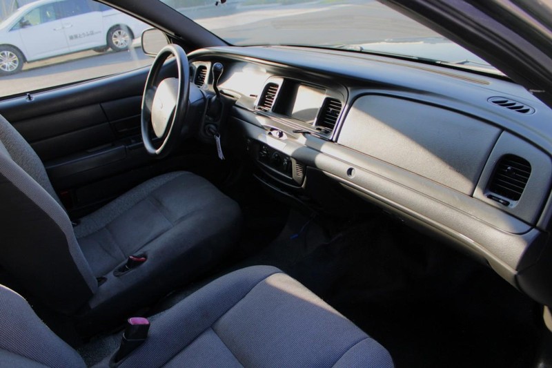 Ford Crown Victoria Vehicle Full-screen Gallery Image 11