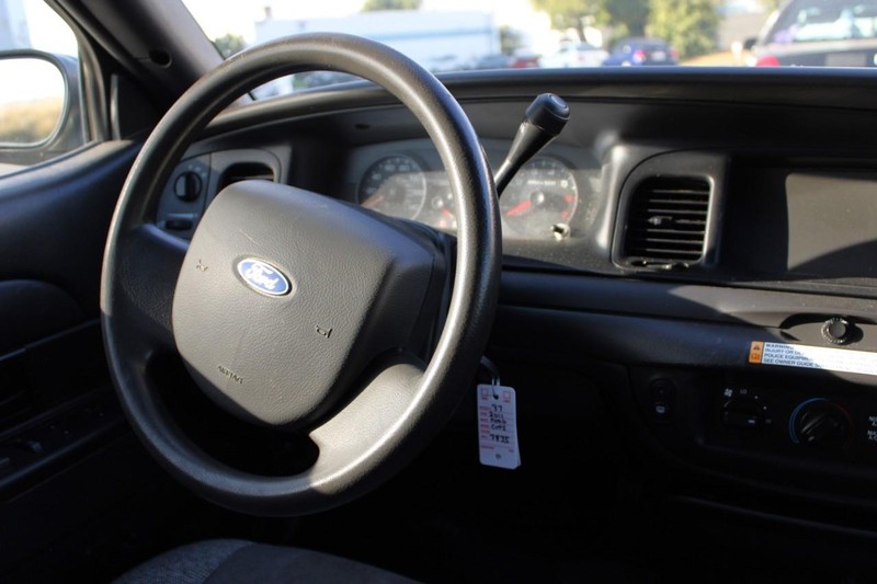 Ford Crown Victoria Vehicle Full-screen Gallery Image 12