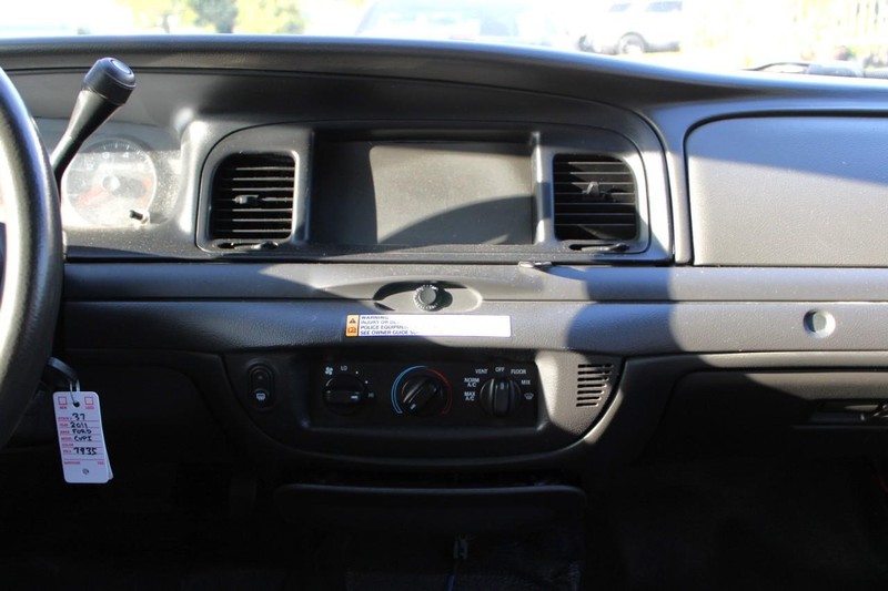 Ford Crown Victoria Vehicle Full-screen Gallery Image 13