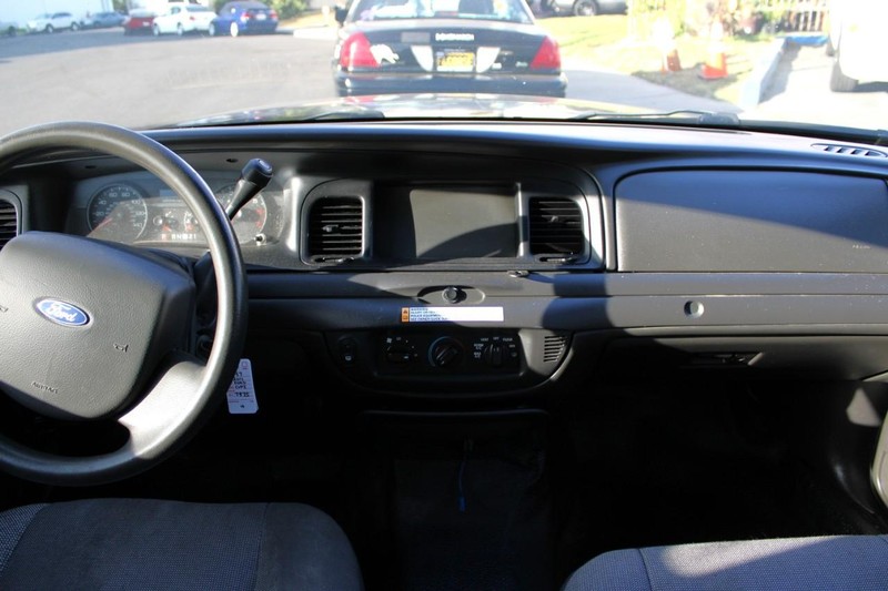 Ford Crown Victoria Vehicle Full-screen Gallery Image 15