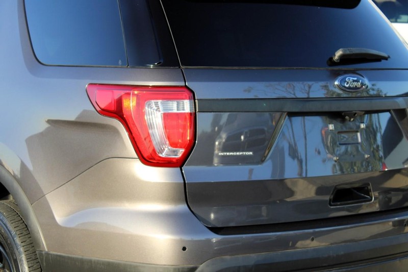 Ford Explorer Vehicle Full-screen Gallery Image 09