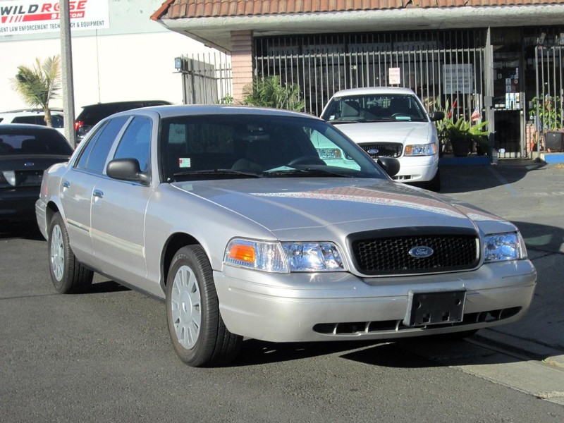 Ford Crown Victoria Vehicle Full-screen Gallery Image 03