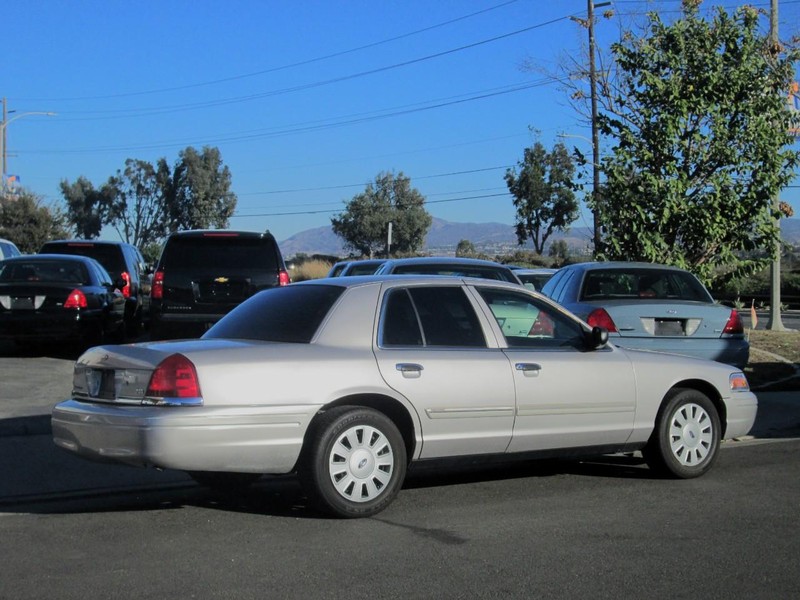 Ford Crown Victoria Vehicle Full-screen Gallery Image 04