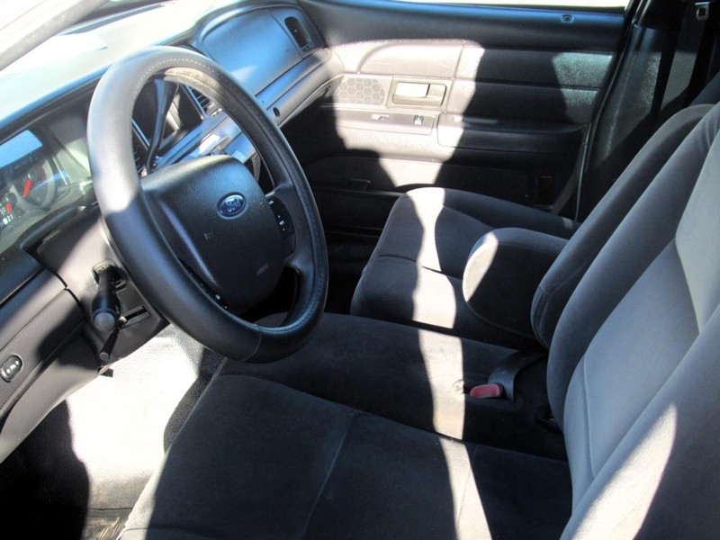 Ford Crown Victoria Vehicle Full-screen Gallery Image 09