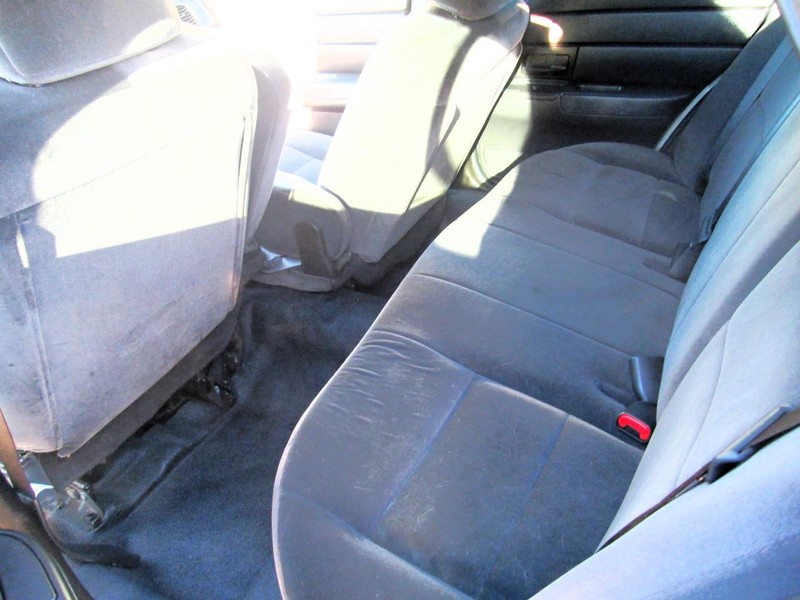 Ford Crown Victoria Vehicle Full-screen Gallery Image 10