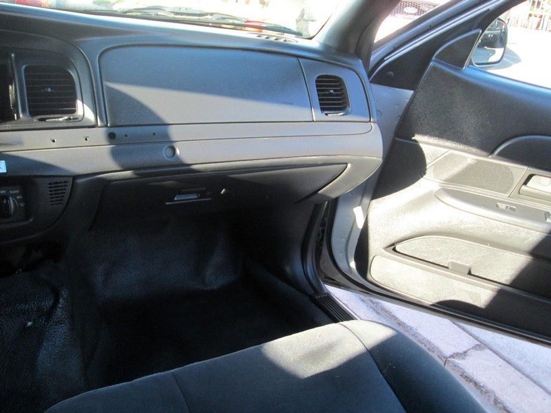 Ford Crown Victoria Vehicle Full-screen Gallery Image 11