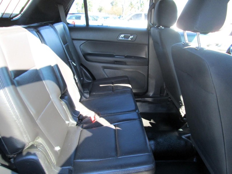 Ford Explorer Vehicle Full-screen Gallery Image 05