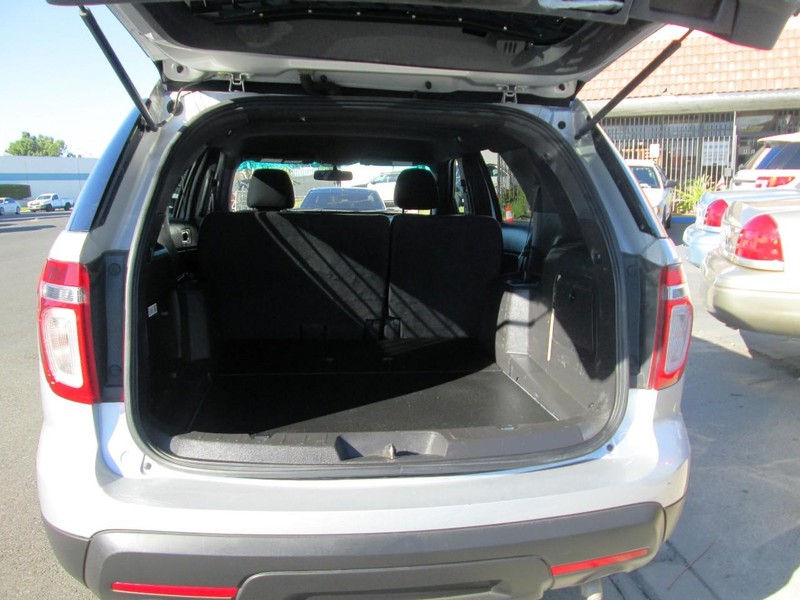 Ford Explorer Vehicle Full-screen Gallery Image 06