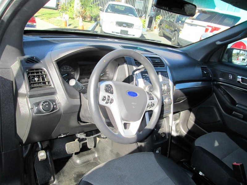 Ford Explorer Vehicle Full-screen Gallery Image 07