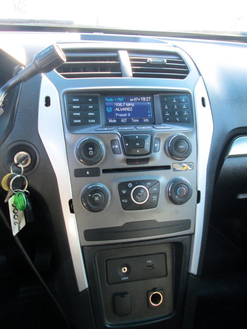 Ford Explorer Vehicle Full-screen Gallery Image 09