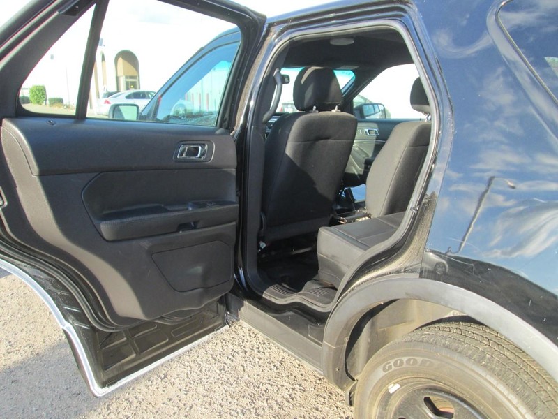 Ford Explorer Vehicle Full-screen Gallery Image 03