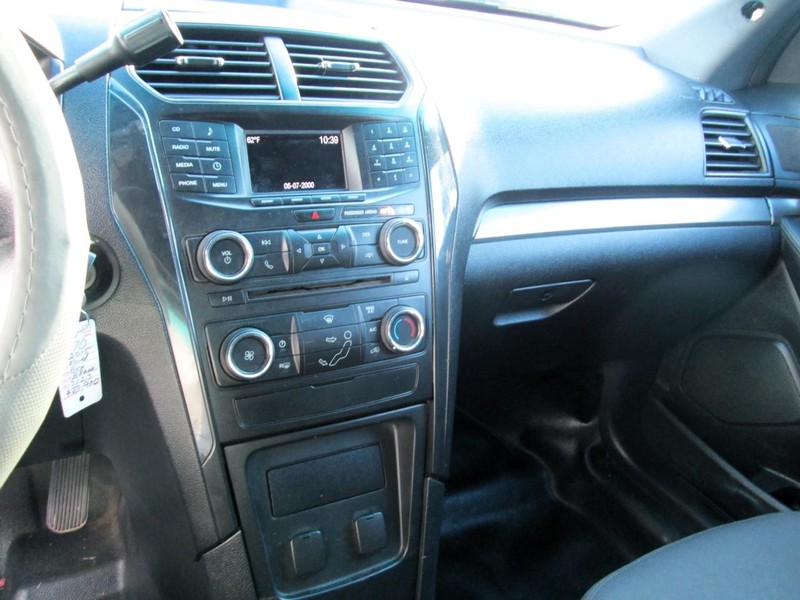 Ford Explorer Vehicle Full-screen Gallery Image 09