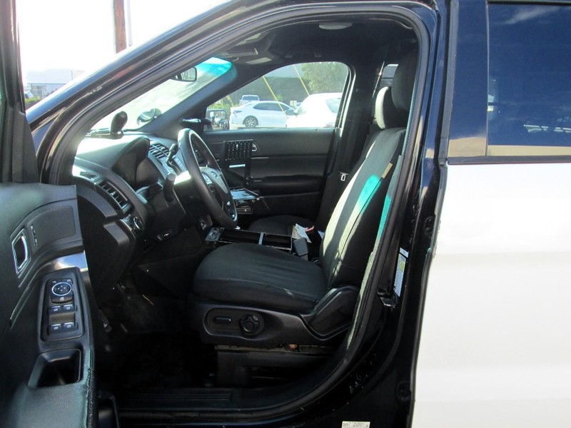 Ford Explorer Vehicle Full-screen Gallery Image 05