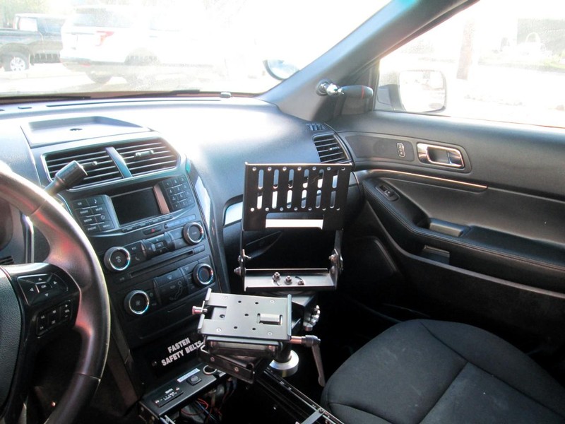 Ford Explorer Vehicle Full-screen Gallery Image 06