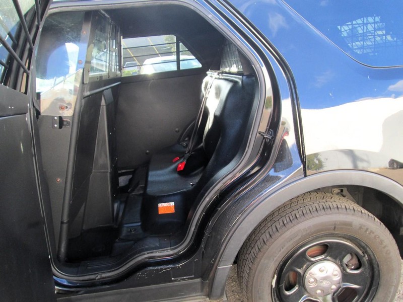 Ford Explorer Vehicle Full-screen Gallery Image 07