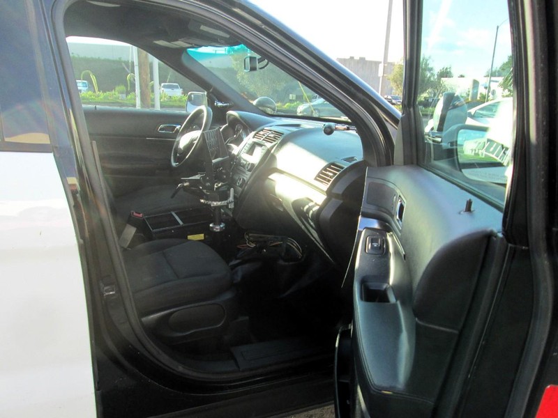 Ford Explorer Vehicle Full-screen Gallery Image 09