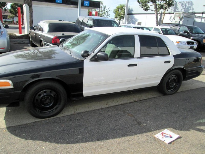 Ford Crown Victoria Vehicle Full-screen Gallery Image 01