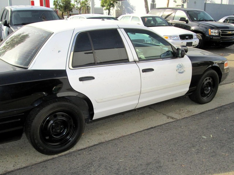 Ford Crown Victoria Vehicle Full-screen Gallery Image 03