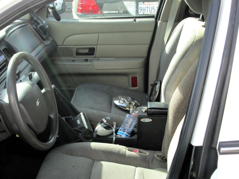 Ford Crown Victoria Vehicle Full-screen Gallery Image 05