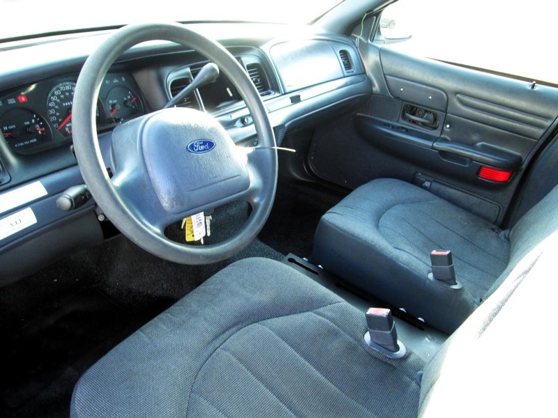 Ford Crown Victoria Vehicle Full-screen Gallery Image 05