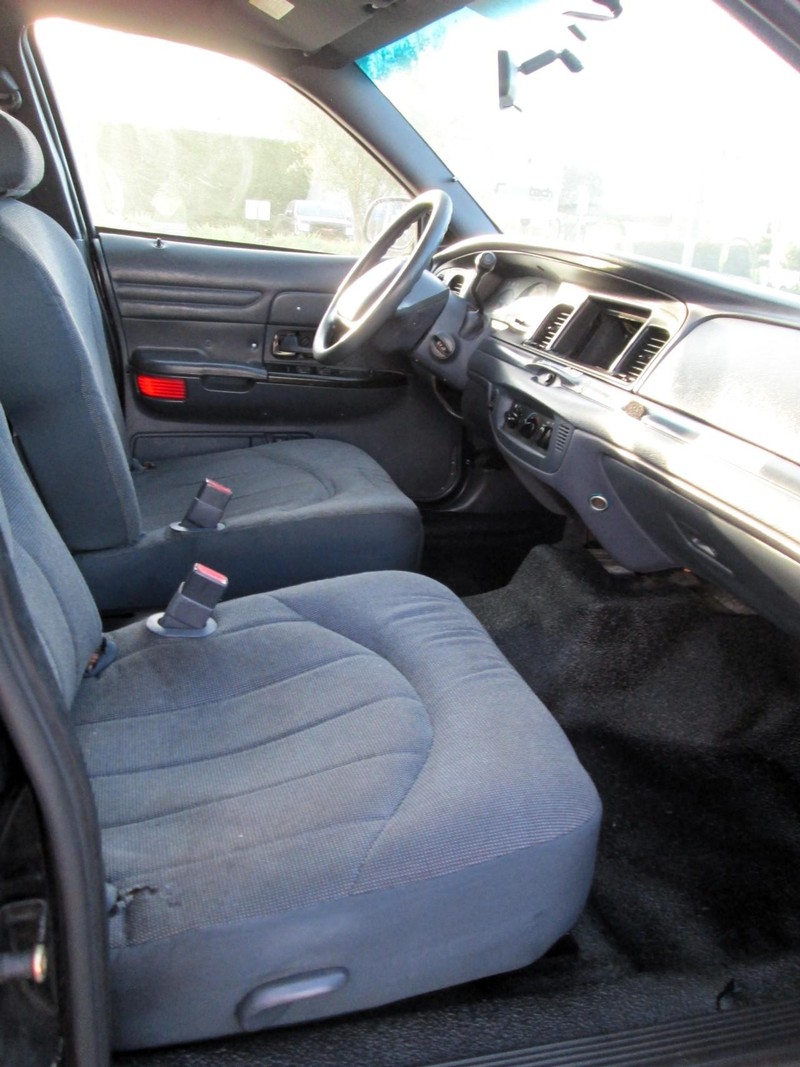 Ford Crown Victoria Vehicle Full-screen Gallery Image 08