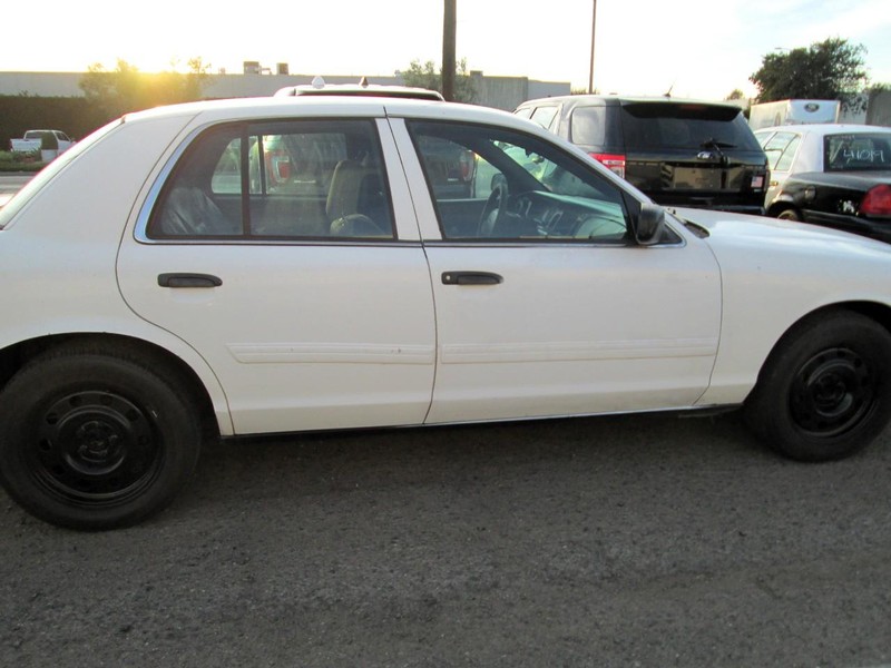 Ford Crown Victoria Vehicle Full-screen Gallery Image 04