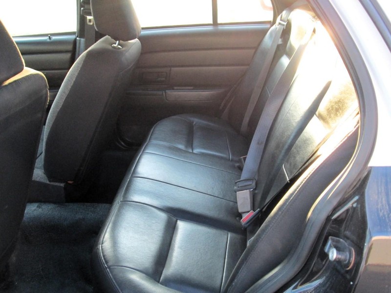 Ford Crown Victoria Vehicle Full-screen Gallery Image 05