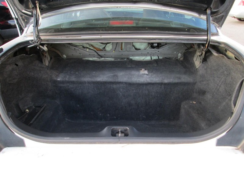 Ford Crown Victoria Vehicle Full-screen Gallery Image 07