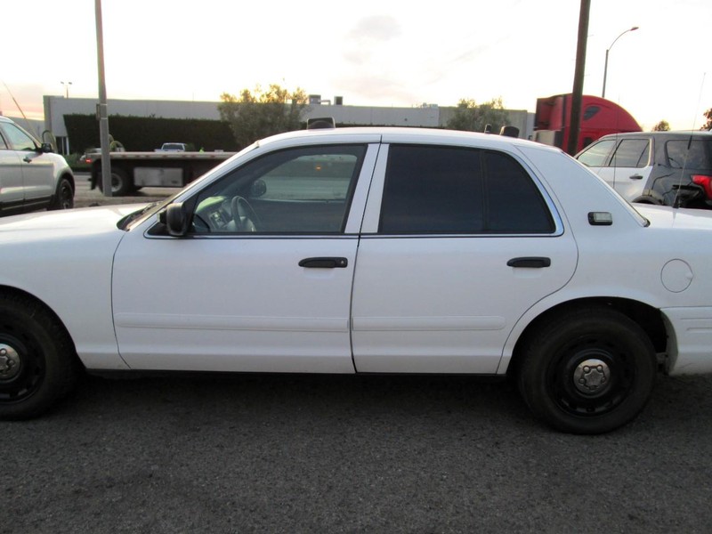 Ford Crown Victoria Vehicle Full-screen Gallery Image 01
