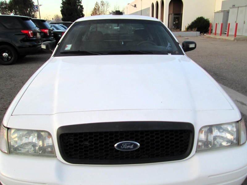 Ford Crown Victoria Vehicle Full-screen Gallery Image 02