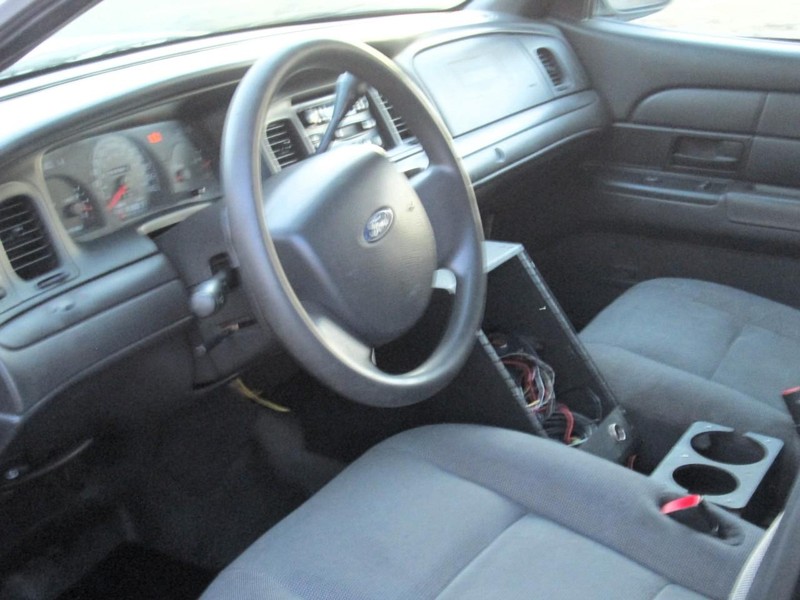 Ford Crown Victoria Vehicle Full-screen Gallery Image 03