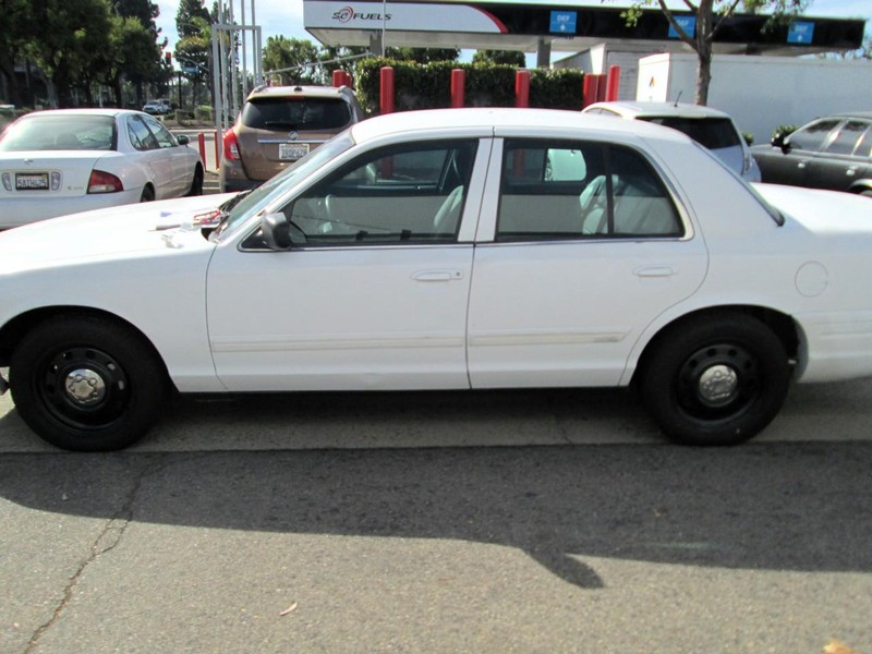 Ford Crown Victoria Vehicle Full-screen Gallery Image 02